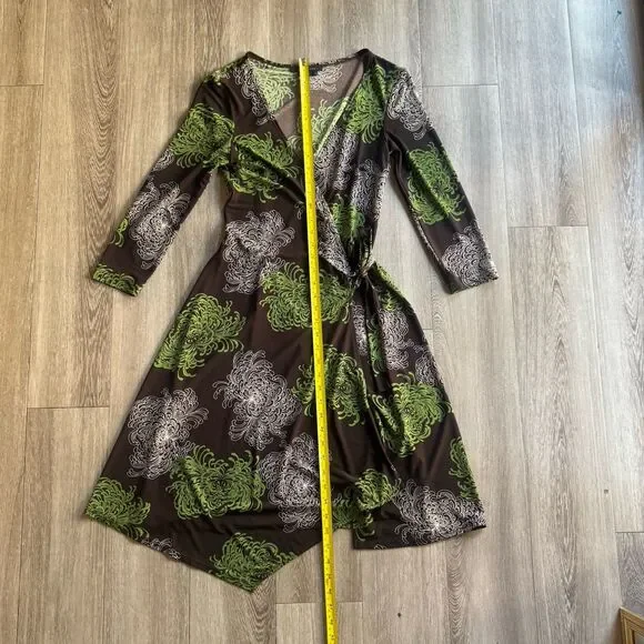 BCBG Maxazria Abstract Print V-Neck Wrap Dress With Tie Waist Size XS Brown - Picture 2 of 12